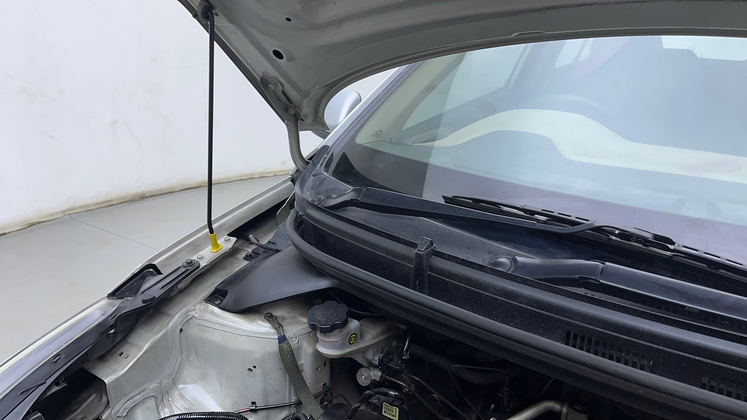 Used 2017 Hyundai Elite i20 Sportz 1.2 Petrol Manual engine ENGINE RIGHT SIDE HINGE & APRON VIEW