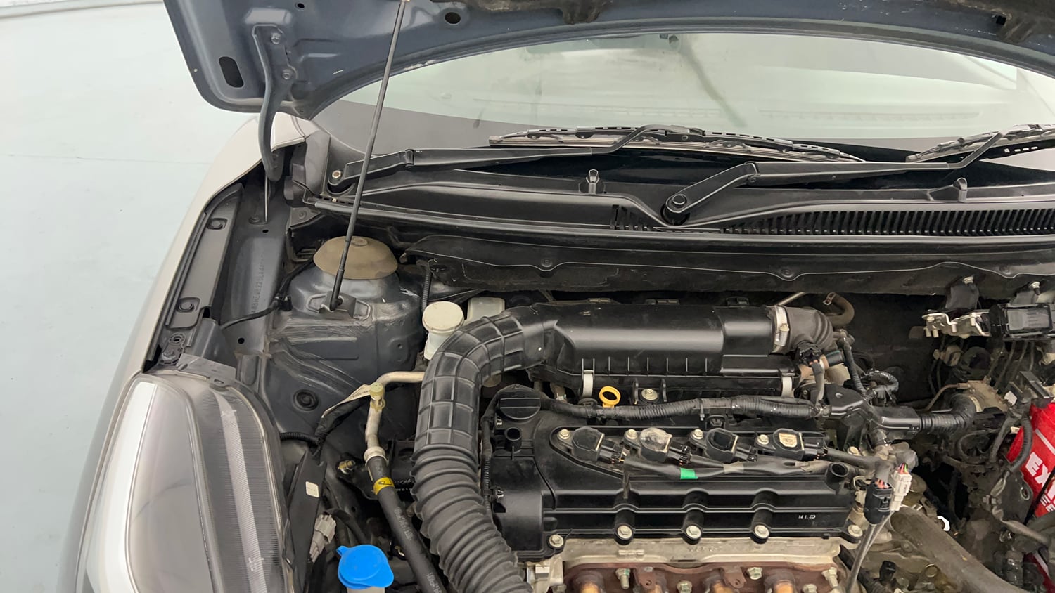 Used 2020 Maruti Suzuki Baleno Zeta Petrol Manual engine ENGINE RIGHT SIDE HINGE & APRON VIEW
