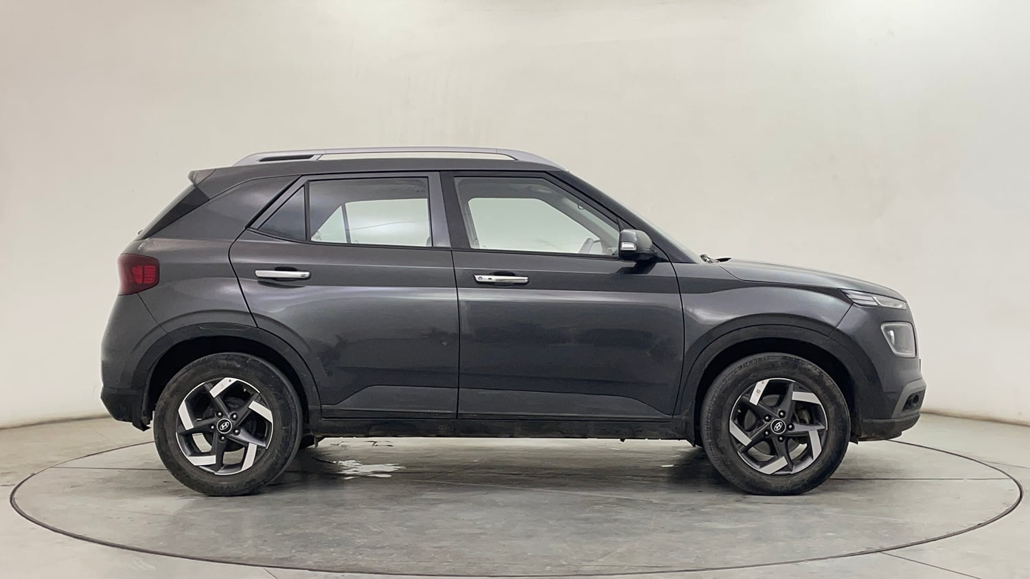 Used 2022 Hyundai Venue SX (O) 1.5 CRDi Executive Diesel Manual exterior RIGHT SIDE VIEW