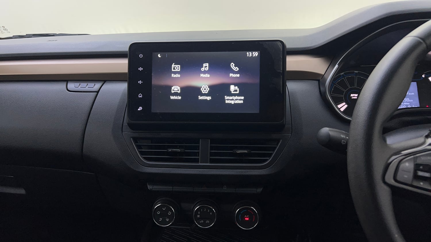 Used 2021 Renault Kiger RXT MT Dual Tone Petrol Manual top_features Integrated (in-dash) music system