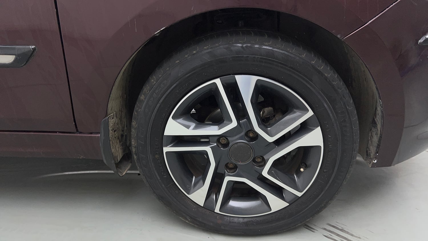 Used 2021 Tata Tigor XZA Plus Petrol Automatic tyres RIGHT FRONT TYRE RIM VIEW