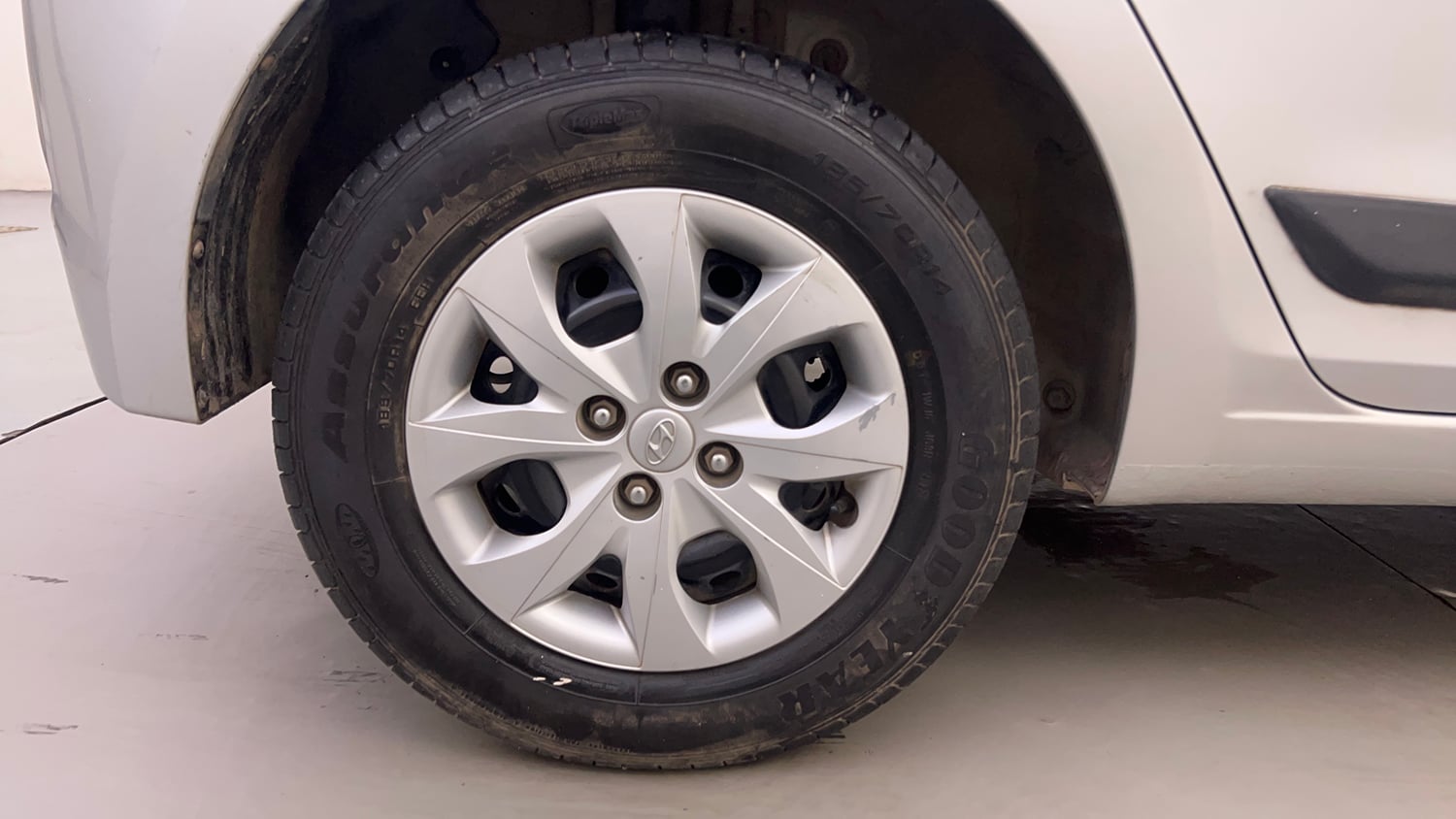 Used 2017 Hyundai Elite i20 Sportz 1.2 Petrol Manual tyres RIGHT REAR TYRE RIM VIEW