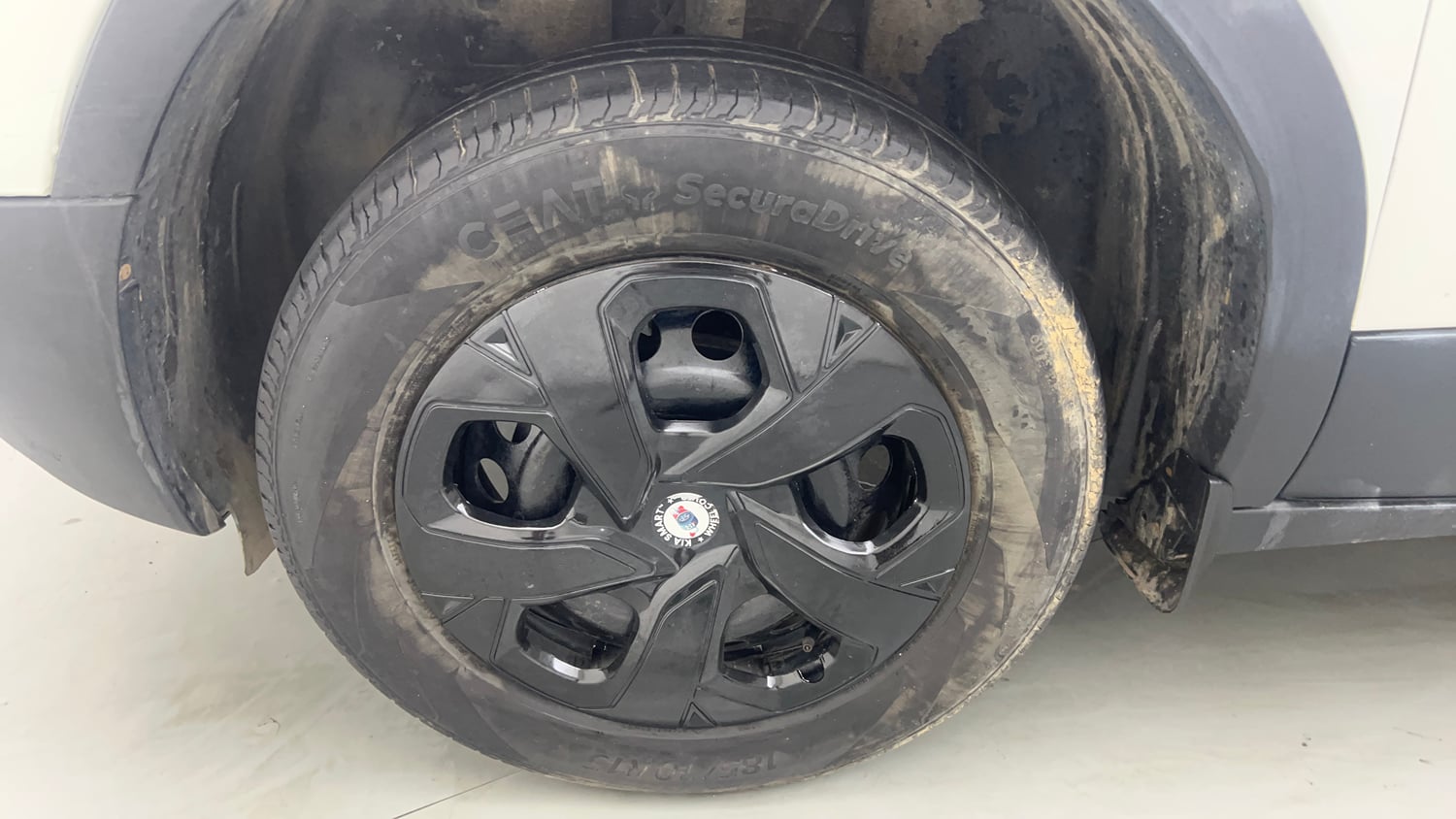 Used 2022 Tata Punch Pure MT Petrol + CNG(Outside Fitted) Cng Manual tyres LEFT FRONT TYRE RIM VIEW