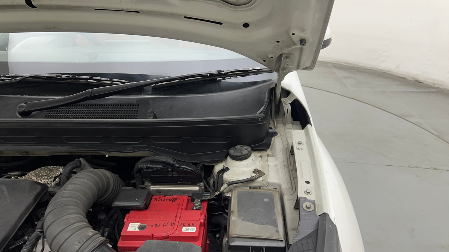 Used 2021 Hyundai Venue SX 1.5 CRDi Diesel Manual engine ENGINE LEFT SIDE HINGE & APRON VIEW