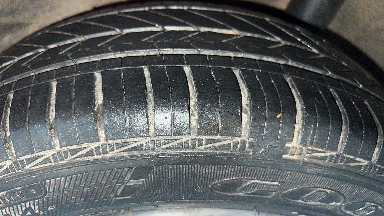 Used 2015 Honda Amaze 1.2 S i-VTEC Petrol Manual tyres LEFT REAR TYRE TREAD VIEW