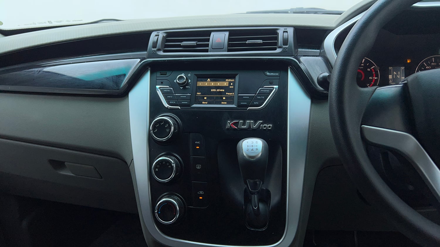 Used 2017 Mahindra KUV100 K6 6 STR Petrol Manual top_features Integrated (in-dash) music system