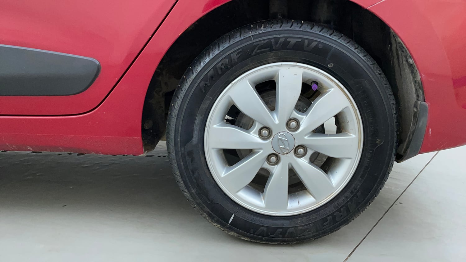 Used 2017 Hyundai Xcent SX 1.1 CRDi Diesel Manual tyres LEFT REAR TYRE RIM VIEW