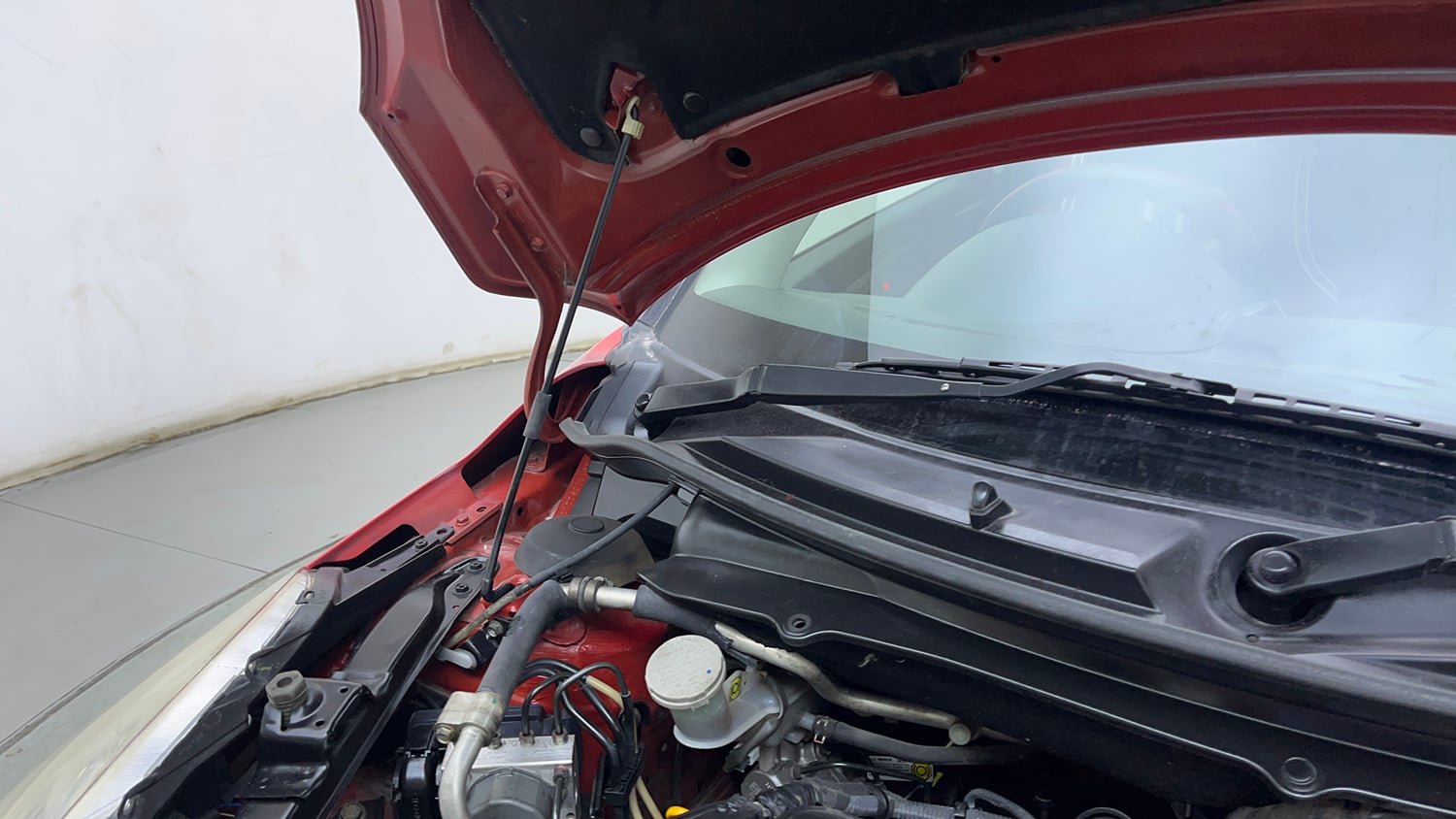 Used 2016 Maruti Suzuki Swift Deca Limited Edition VDi Diesel Manual engine ENGINE RIGHT SIDE HINGE & APRON VIEW