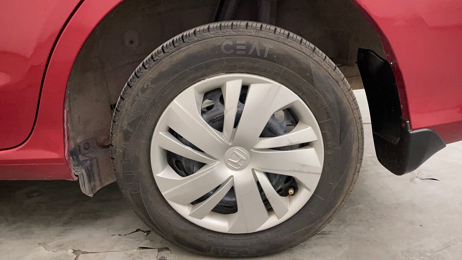 Used 2018 Honda Amaze 1.2 S CVT Petrol Petrol Automatic tyres LEFT REAR TYRE RIM VIEW