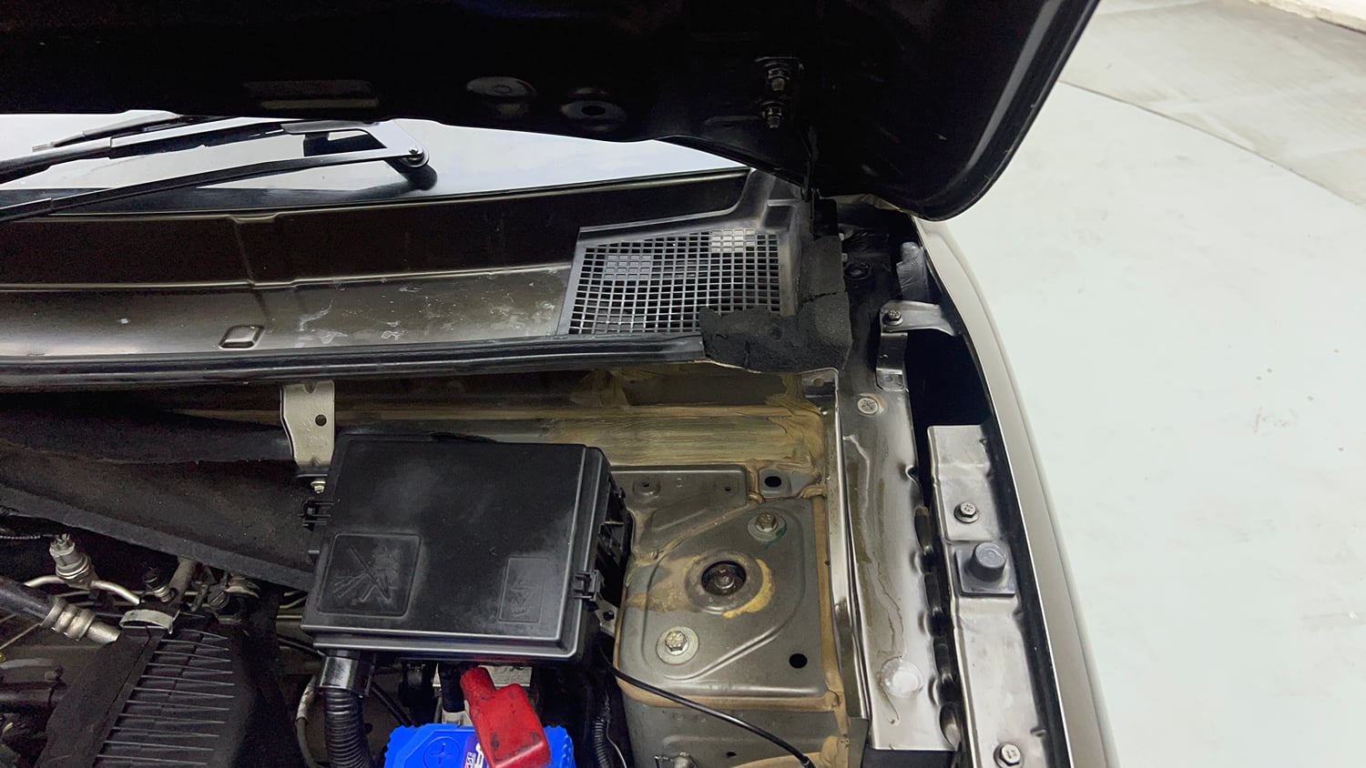 Used 2022 Renault Kwid CLIMBER 1.0 (O) Petrol Manual engine ENGINE LEFT SIDE HINGE & APRON VIEW