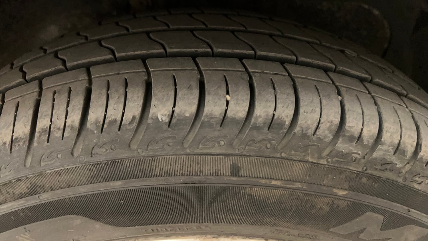 Used 2014 Ford Figo Duratec Petrol Titanium 1.2 Petrol Manual tyres RIGHT FRONT TYRE TREAD VIEW