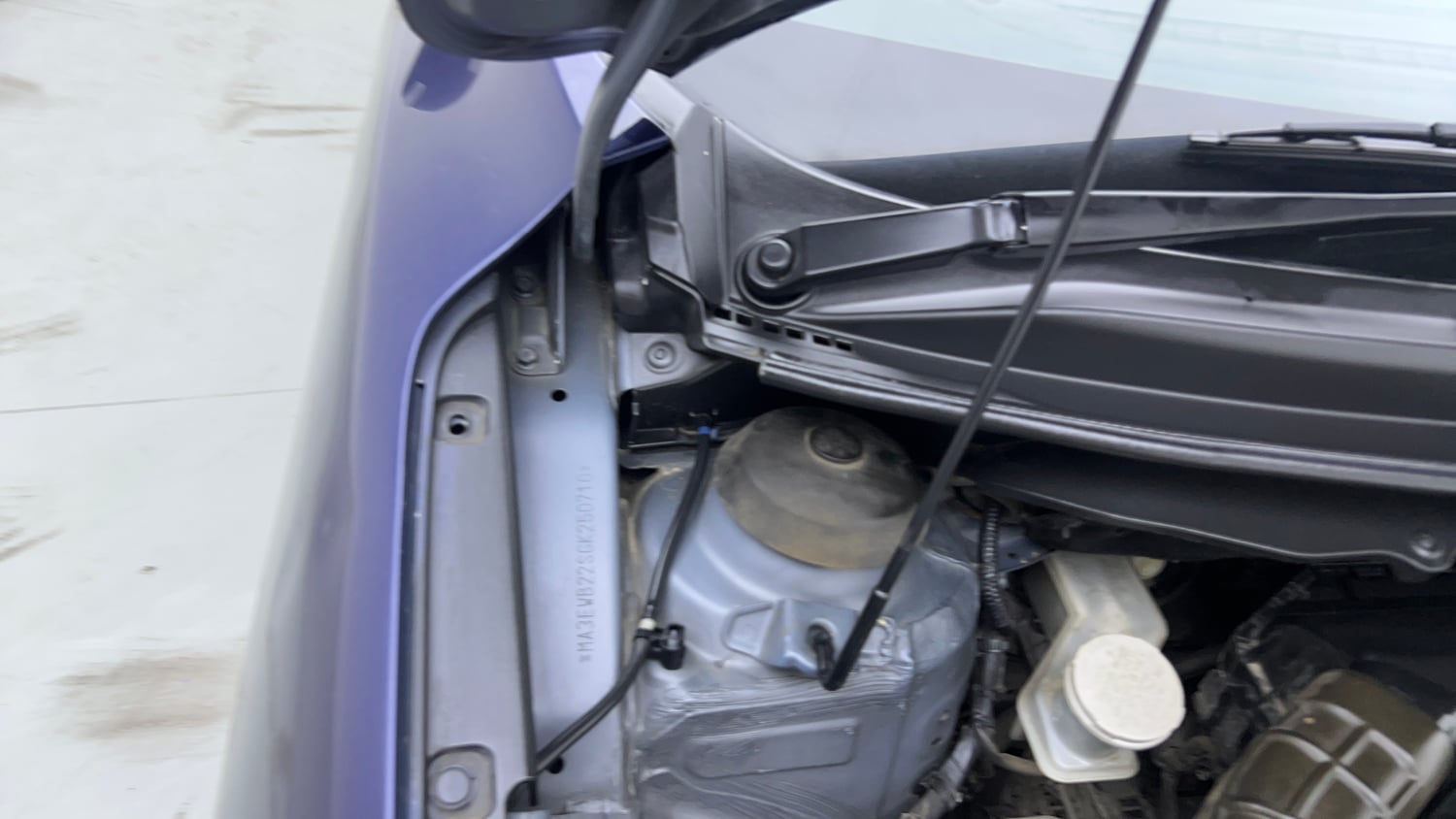 Used 2016 Maruti Suzuki Baleno Zeta 1.2 AT Petrol Automatic engine ENGINE RIGHT SIDE HINGE & APRON VIEW