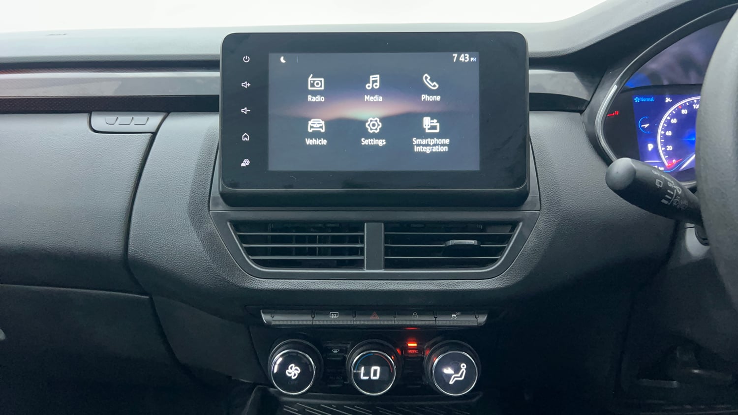 Used 2023 Renault Kiger RXZ Turbo CVT Petrol Automatic interior MUSIC SYSTEM & AC CONTROL VIEW