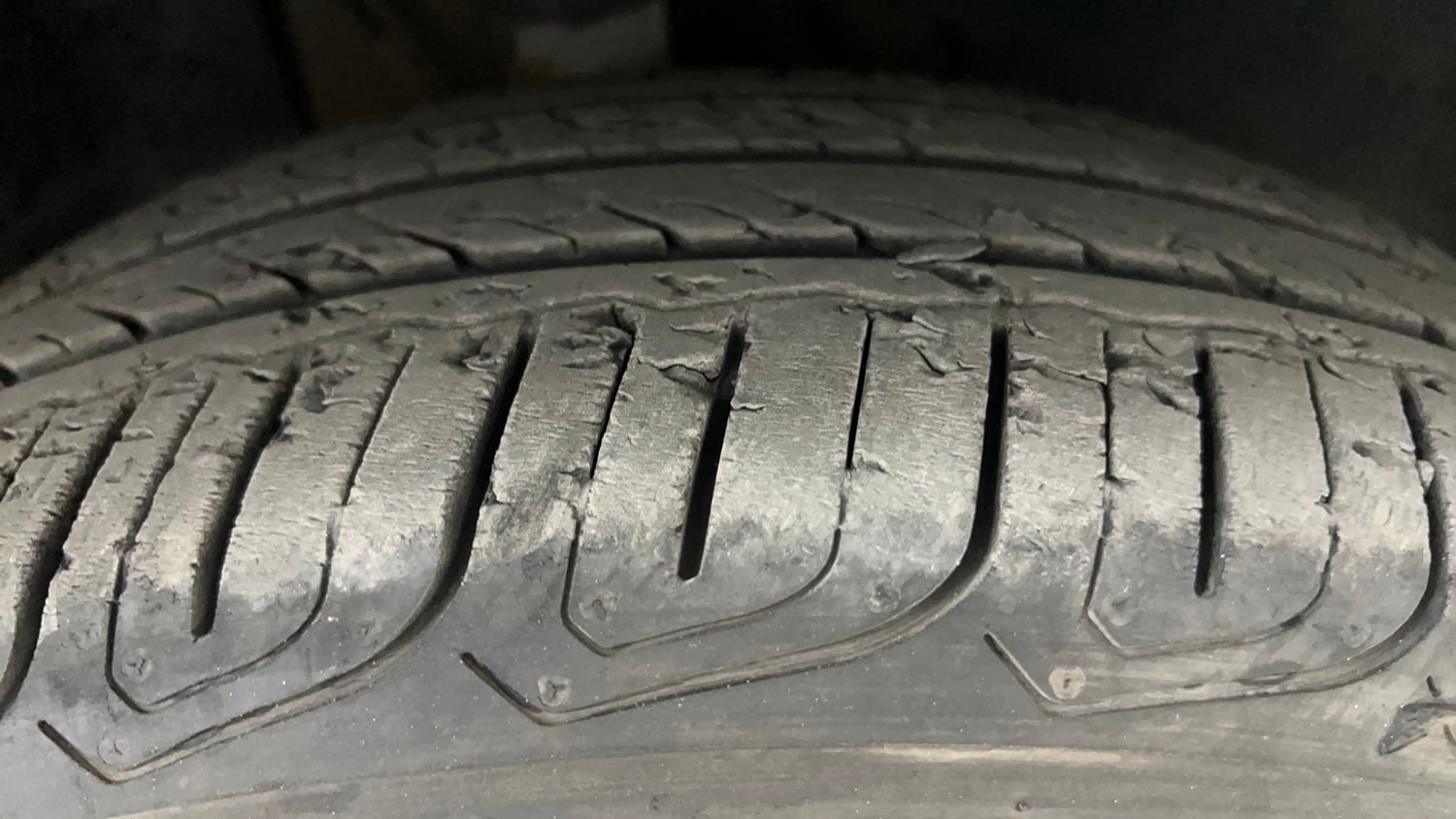 Used 2022 Tata Altroz XTA Petrol Petrol Automatic tyres RIGHT FRONT TYRE TREAD VIEW