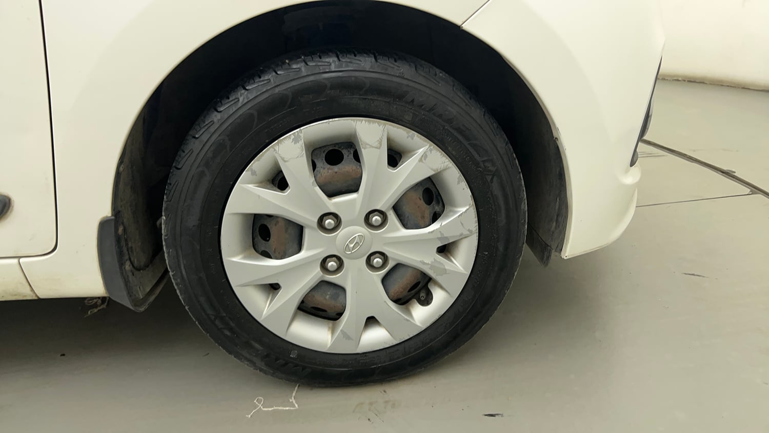 Used 2015 Hyundai Grand i10 Magna 1.2 Kappa VTVT Petrol Manual tyres RIGHT FRONT TYRE RIM VIEW