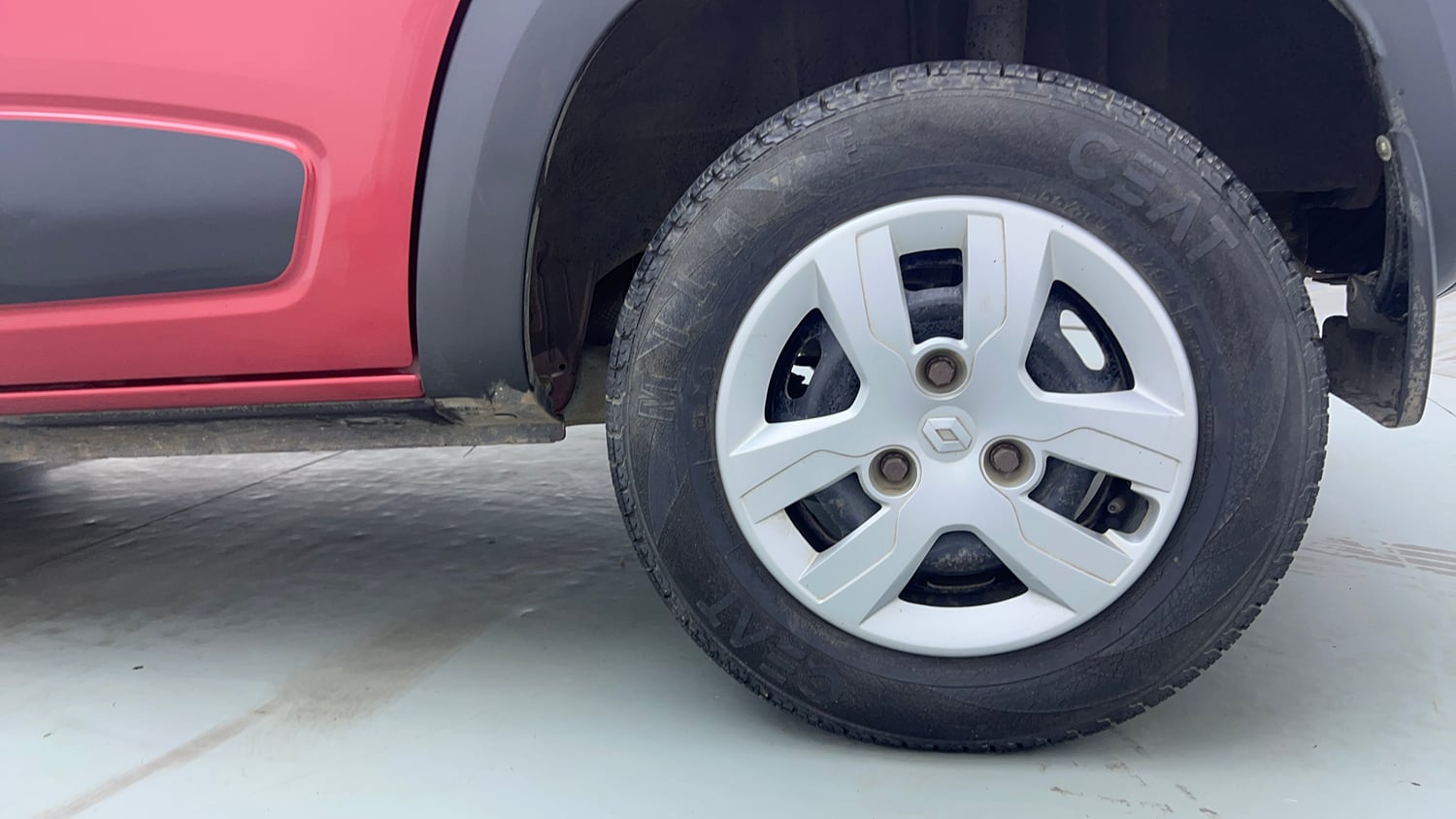 Used 2016 Renault Kwid RXT Petrol Manual tyres LEFT REAR TYRE RIM VIEW