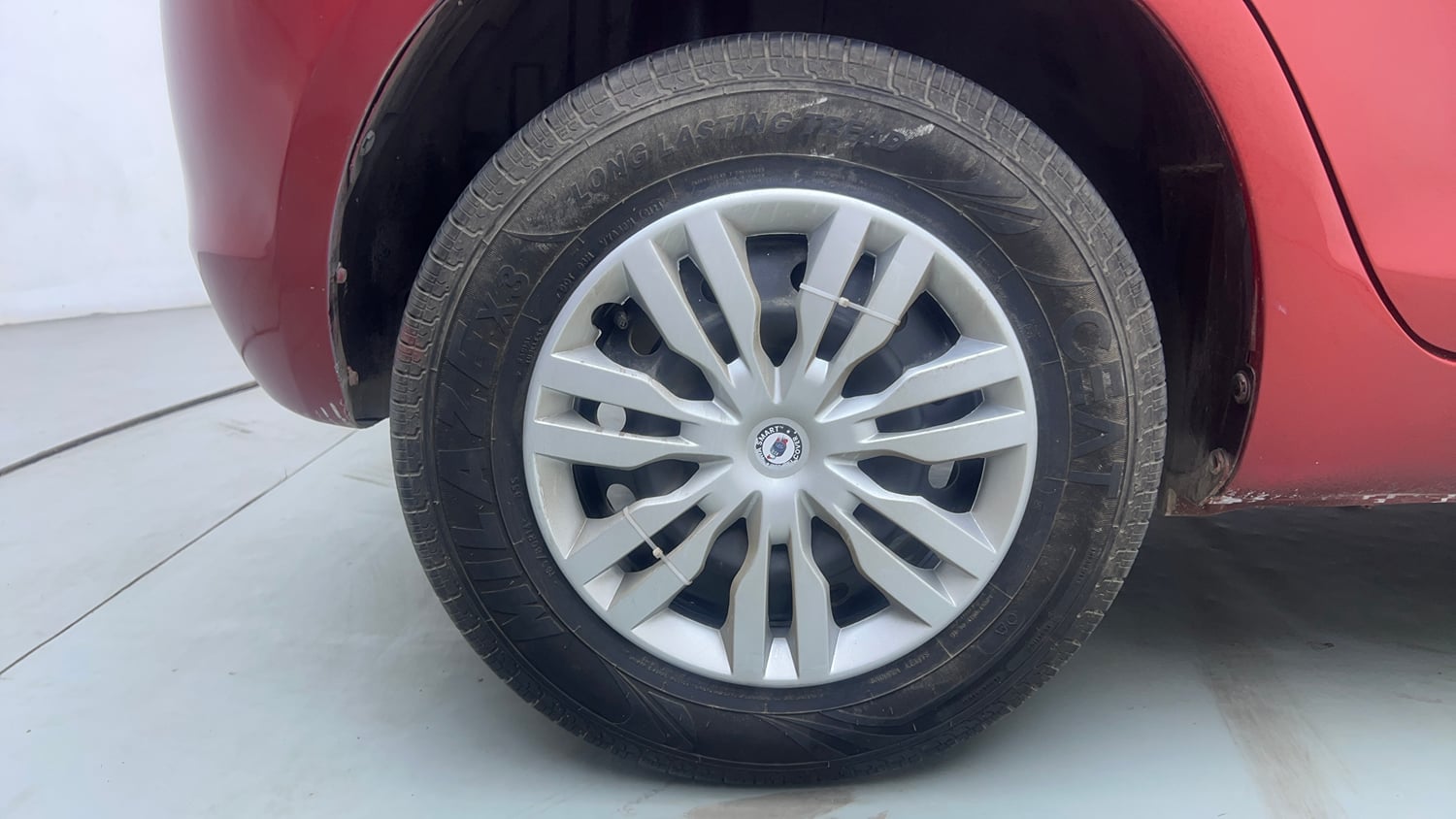 Used 2013 Maruti Suzuki Swift VXi Petrol Manual tyres RIGHT REAR TYRE RIM VIEW