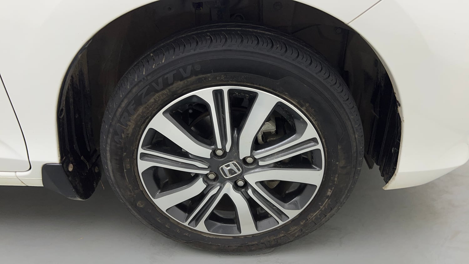 Used 2024 honda Amaze 2nd Generation VX 1.2 Petrol CVT Petrol Automatic tyres RIGHT FRONT TYRE RIM VIEW