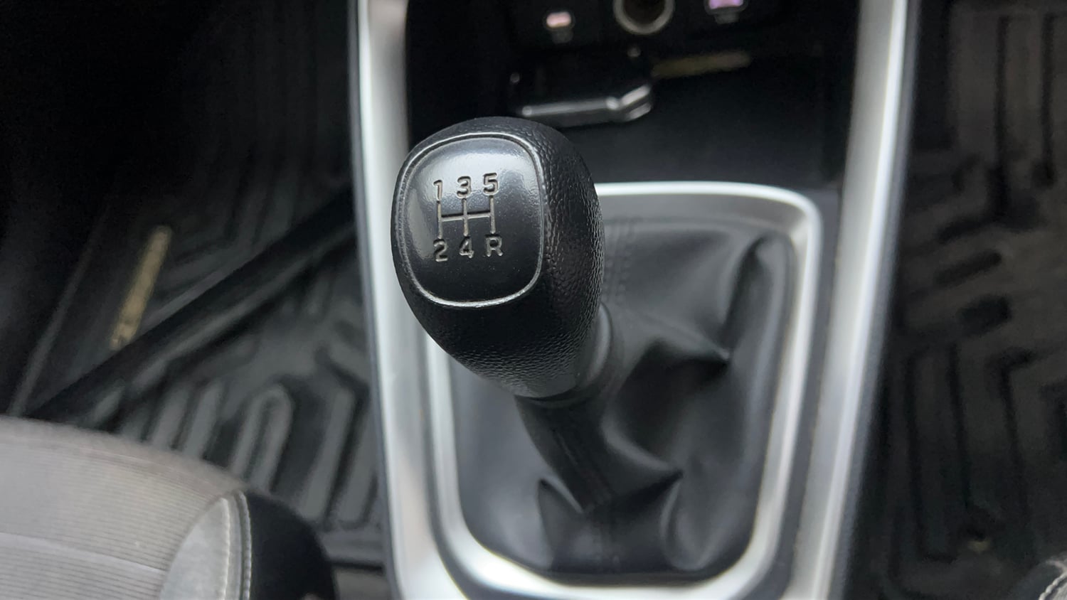 Used 2024 Kia Sonet HTK (O) 1.2 Petrol MT Petrol Manual interior GEAR  KNOB VIEW