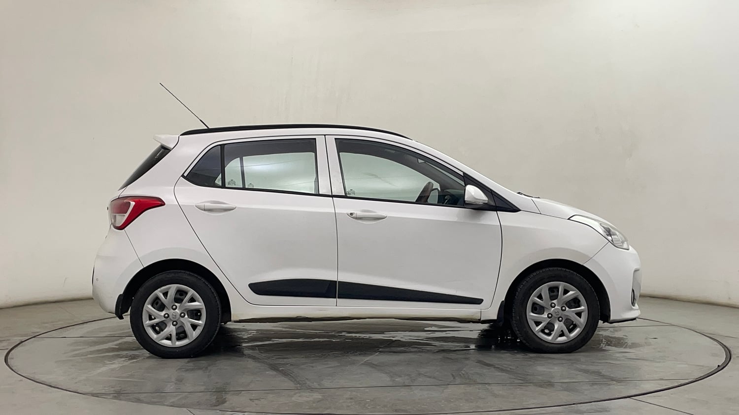 Used 2019 Hyundai Grand i10 Sportz 1.2 Kappa VTVT Petrol Manual exterior RIGHT SIDE VIEW