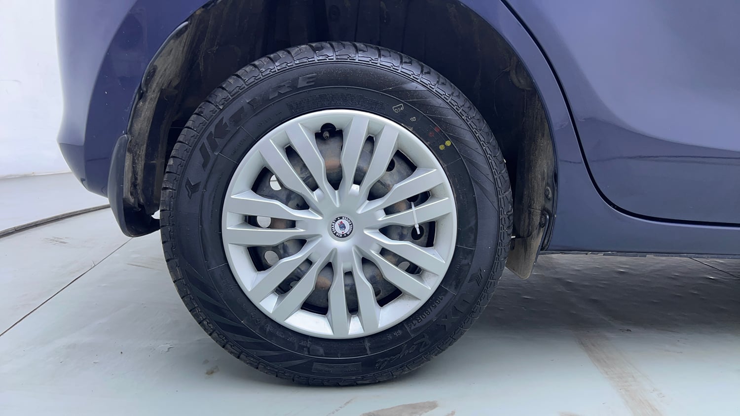 Used 2019 Maruti Suzuki Swift VXi AMT Petrol Automatic tyres RIGHT REAR TYRE RIM VIEW
