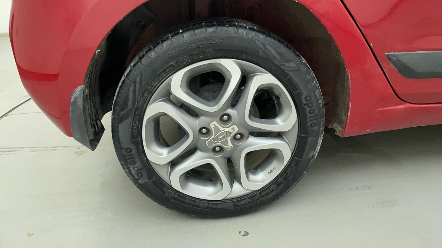 Used 2020 Hyundai Elite i20 Asta 1.2 (O) Petrol Manual tyres RIGHT REAR TYRE RIM VIEW