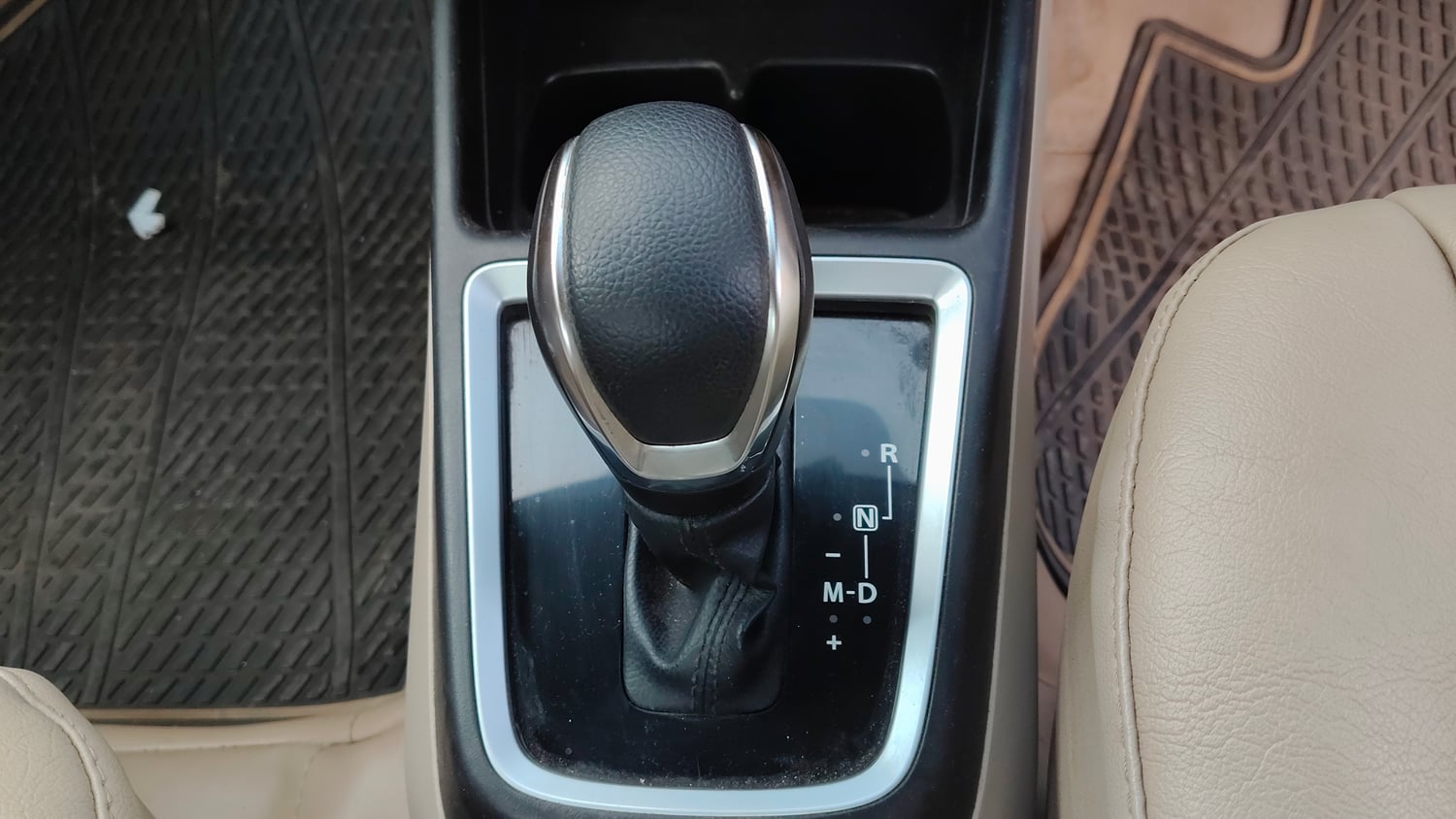 Used 2017 Maruti Suzuki Dzire VXi AMT Petrol Automatic interior GEAR  KNOB VIEW