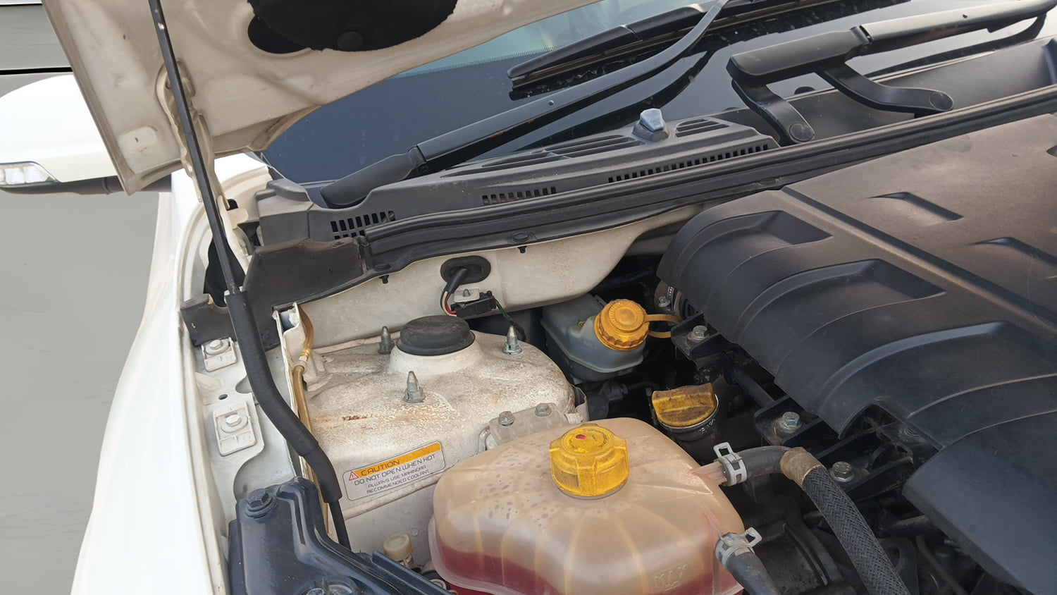 Used 2018 Mahindra XUV500 W9 Diesel Manual engine ENGINE RIGHT SIDE HINGE & APRON VIEW