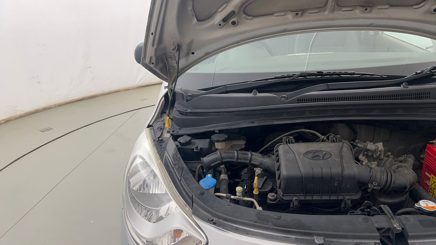 Used 2013 Hyundai i10 Era 1.1 iRDE2 Petrol Manual engine ENGINE RIGHT SIDE HINGE & APRON VIEW