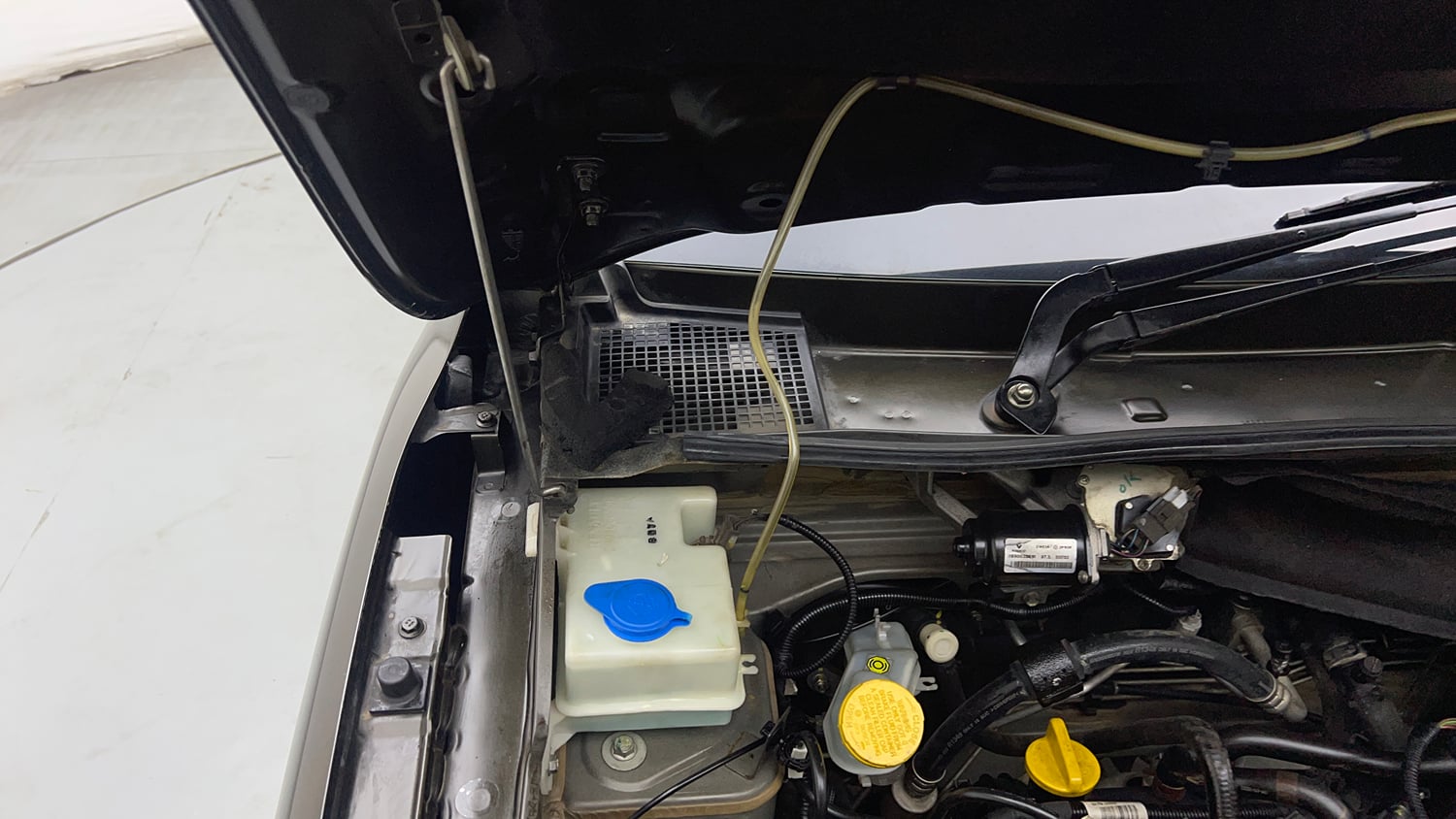 Used 2022 Renault Kwid CLIMBER 1.0 (O) Petrol Manual engine ENGINE RIGHT SIDE HINGE & APRON VIEW