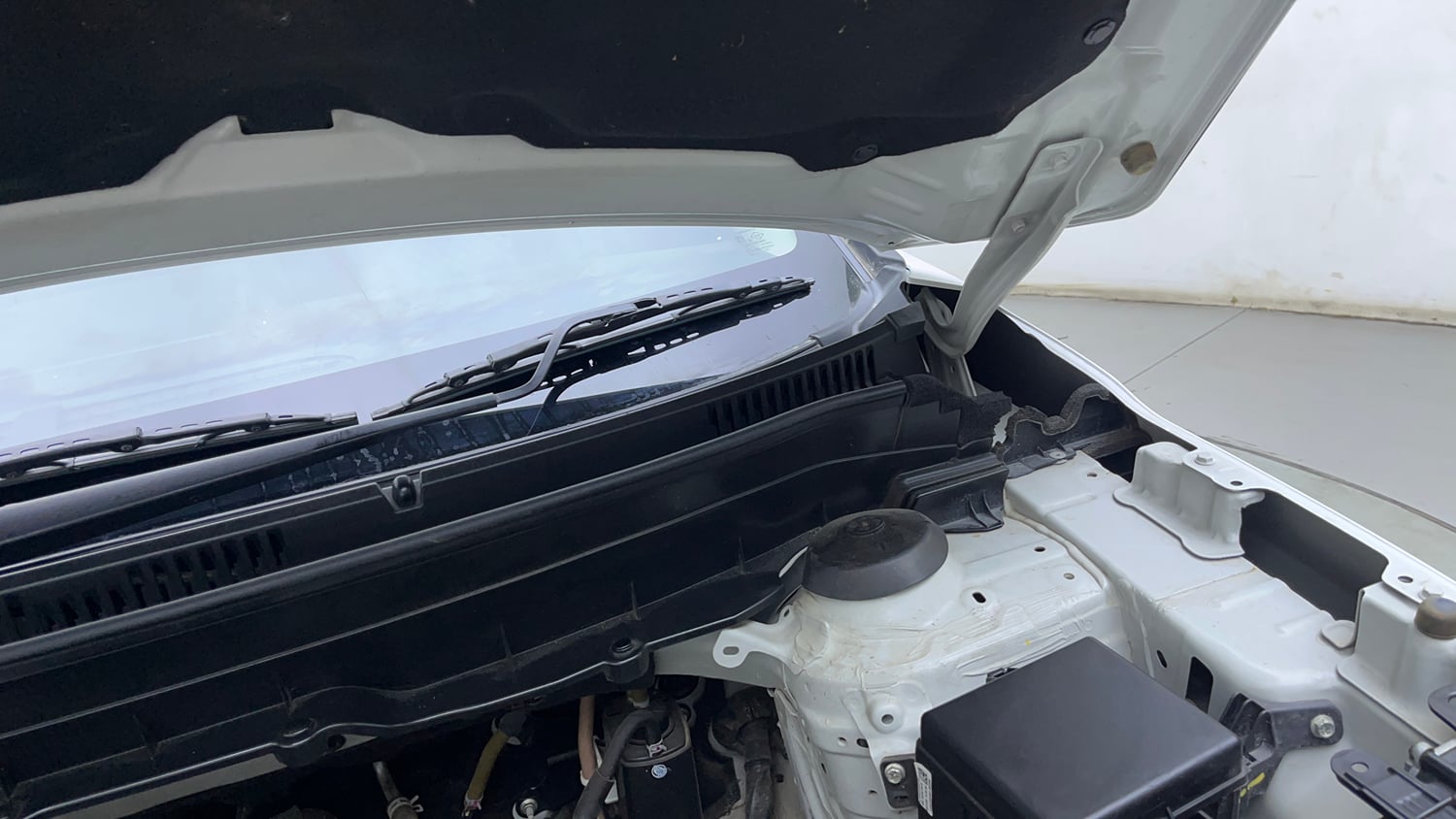 Used 2023 Maruti Suzuki Brezza ZXi Plus Petrol Manual engine ENGINE LEFT SIDE HINGE & APRON VIEW