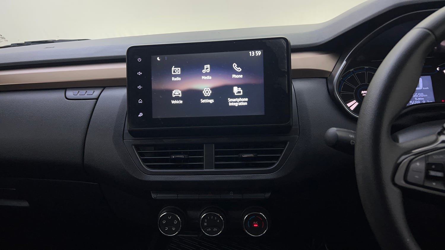 Used 2021 Renault Kiger RXT MT Dual Tone Petrol Manual top_features Touch screen infotainment system