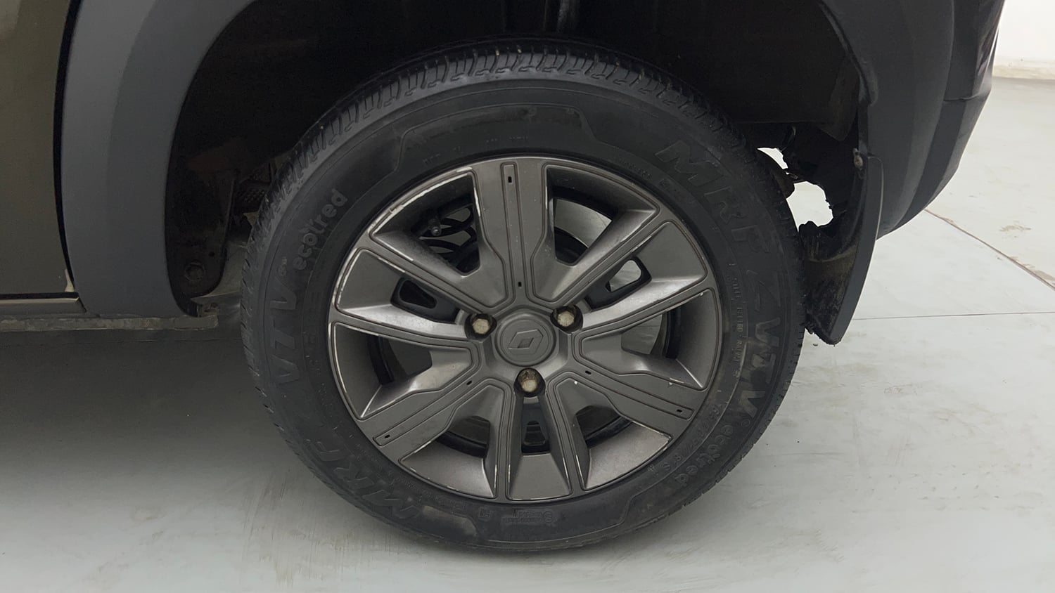Used 2022 Renault Kwid CLIMBER 1.0 (O) Petrol Manual tyres LEFT REAR TYRE RIM VIEW