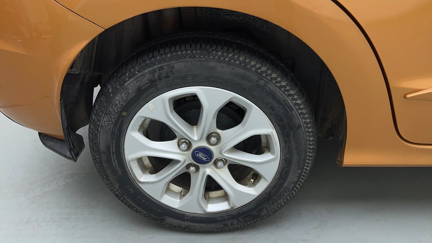 Used 2015 Ford Figo Aspire Titanium 1.5 Ti-VCT AT Petrol Automatic tyres RIGHT REAR TYRE RIM VIEW