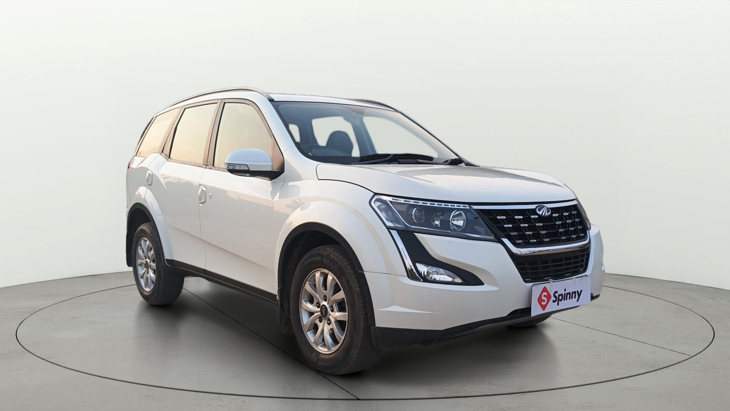 Used 2018 Mahindra XUV500 W9 Diesel Manual exterior RIGHT FRONT CORNER VIEW