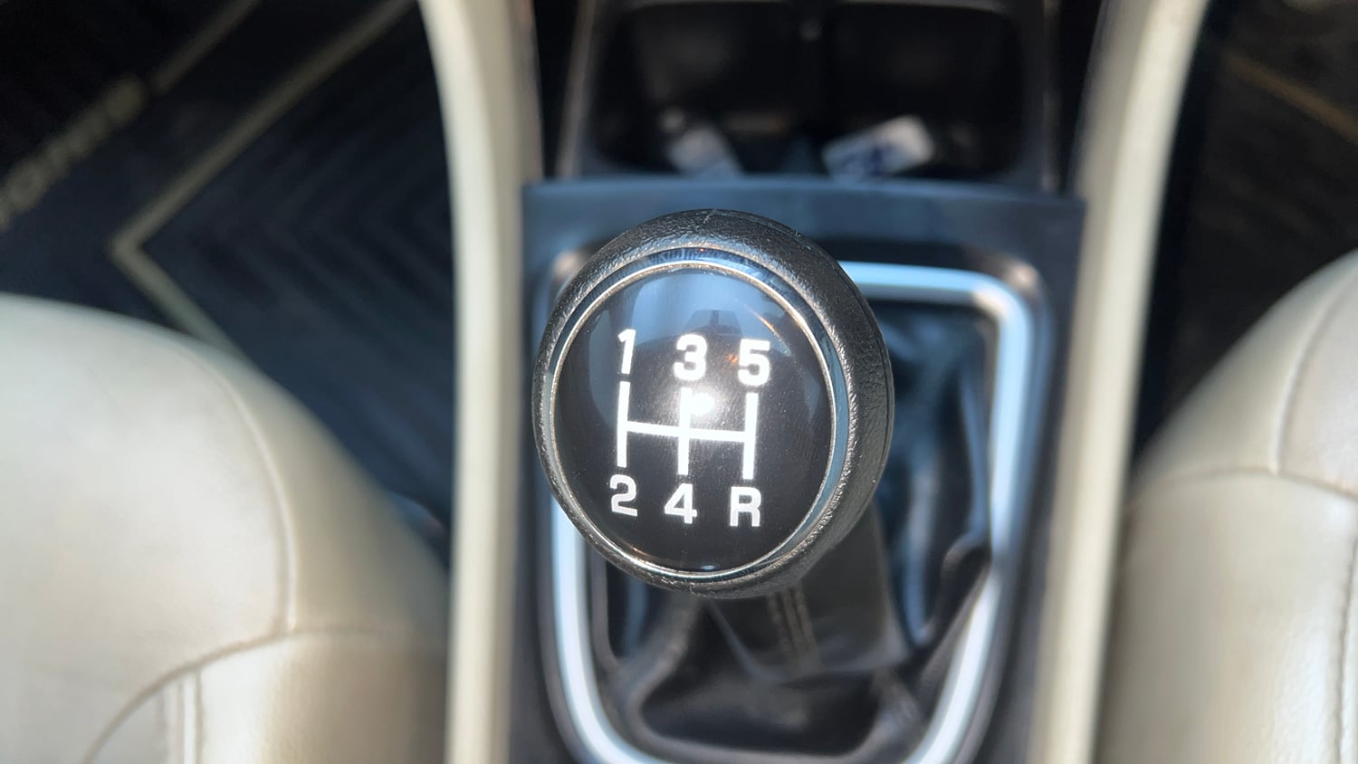 Used 2017 Maruti Suzuki Ciaz Alpha 1.4 MT Petrol Manual interior GEAR  KNOB VIEW
