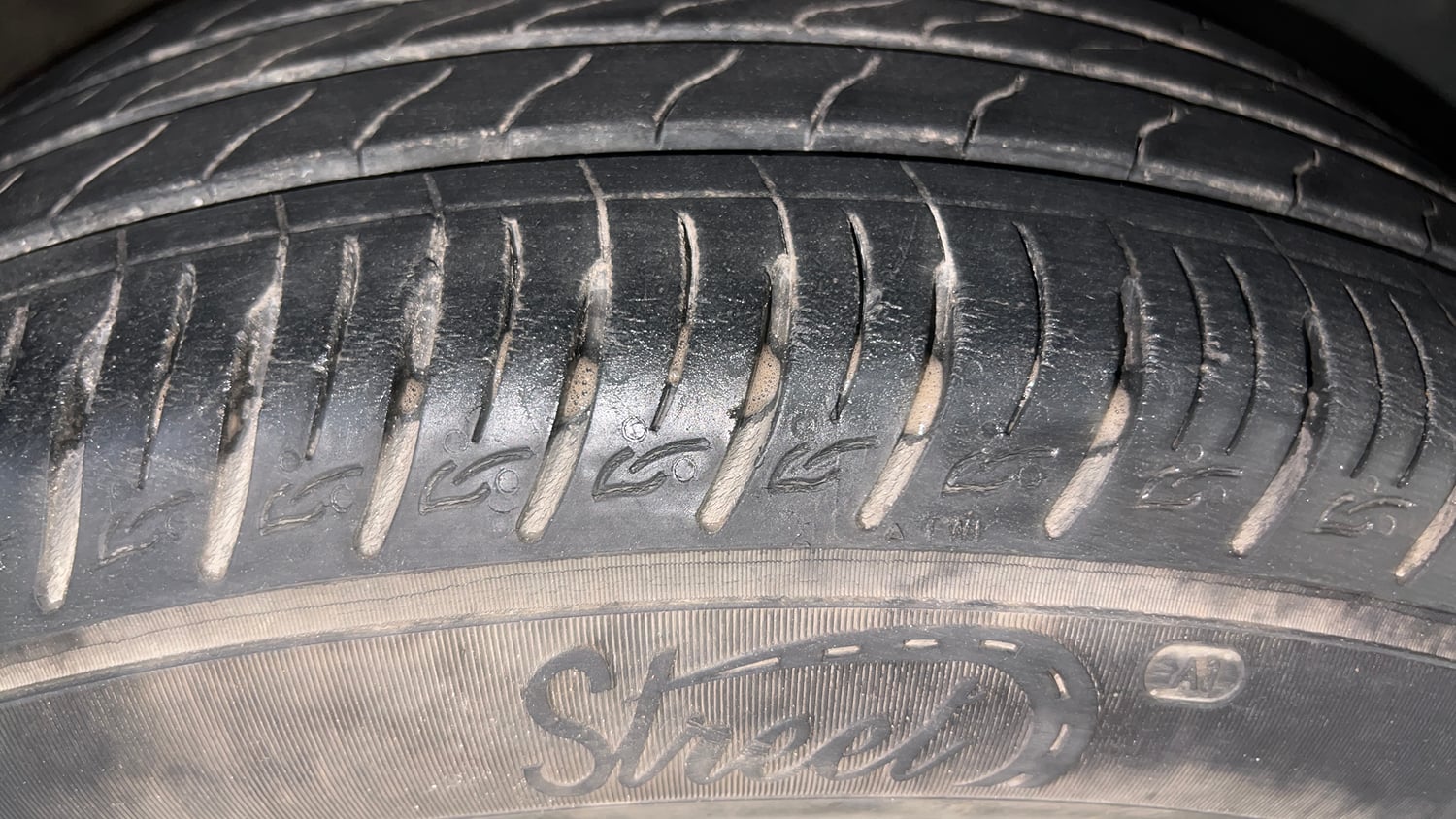 Used 2023 Kia Sonet HTX 1.0 Turbo Petrol DCT Petrol Automatic tyres RIGHT FRONT TYRE TREAD VIEW