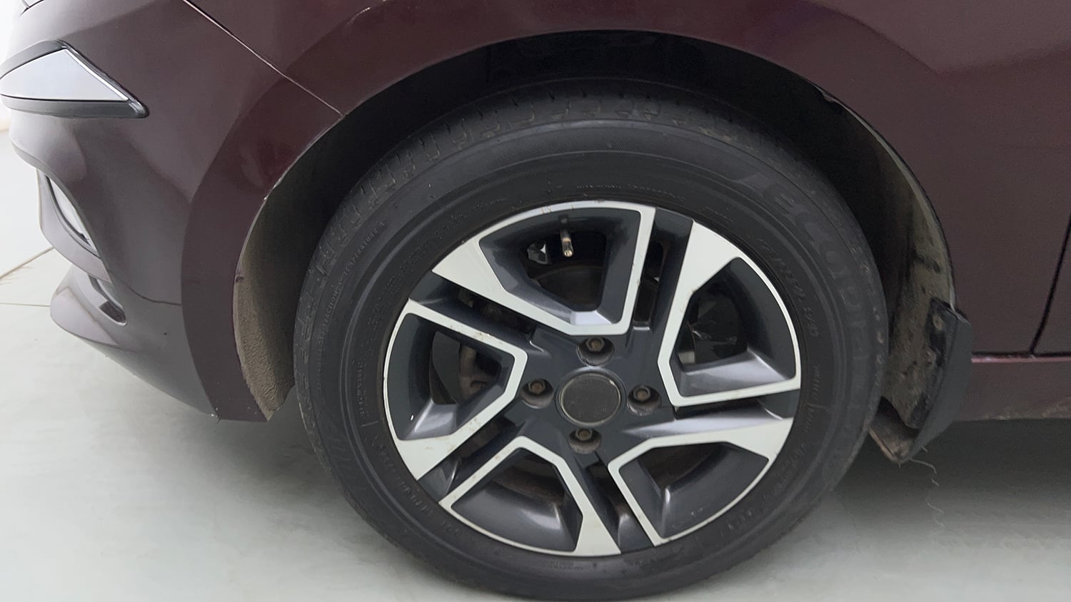 Used 2021 Tata Tigor XZA Plus Petrol Automatic tyres LEFT FRONT TYRE RIM VIEW