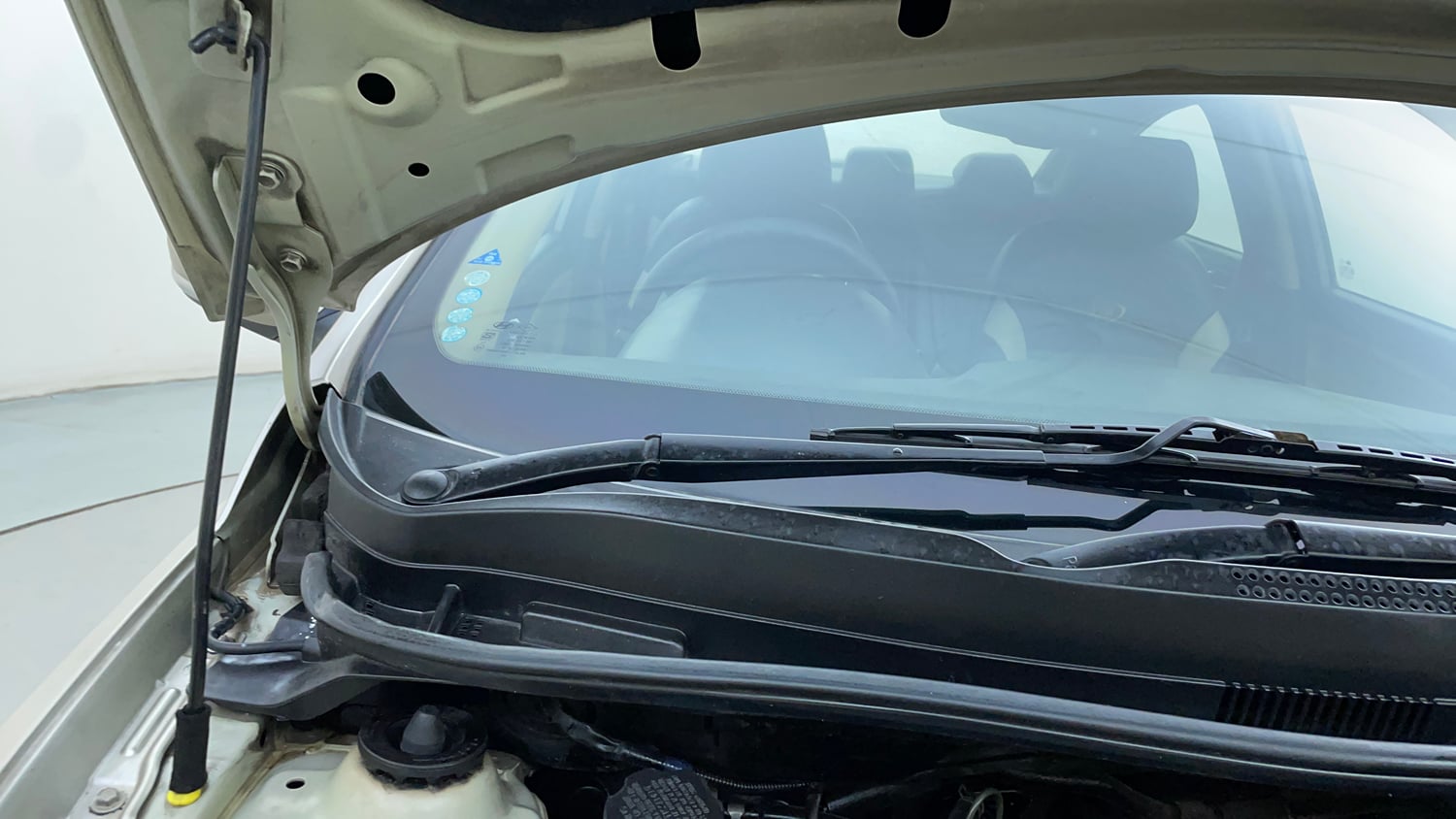 Used 2013 Hyundai Verna Fluidic 1.6 CRDi SX Diesel Manual engine ENGINE RIGHT SIDE HINGE & APRON VIEW