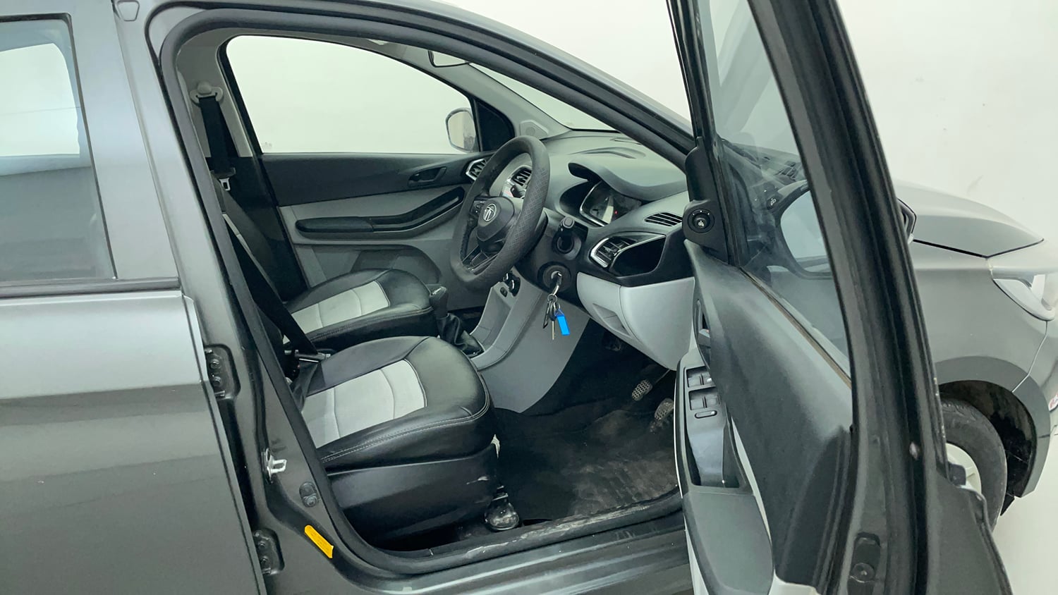 Used 2022 Tata Tiago XT (O) Petrol Manual interior RIGHT SIDE FRONT DOOR CABIN VIEW