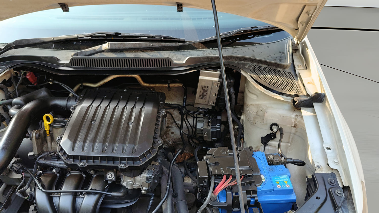 Used 2019 Volkswagen Polo Comfortline 1.0L (P) Petrol Manual engine ENGINE LEFT SIDE HINGE & APRON VIEW