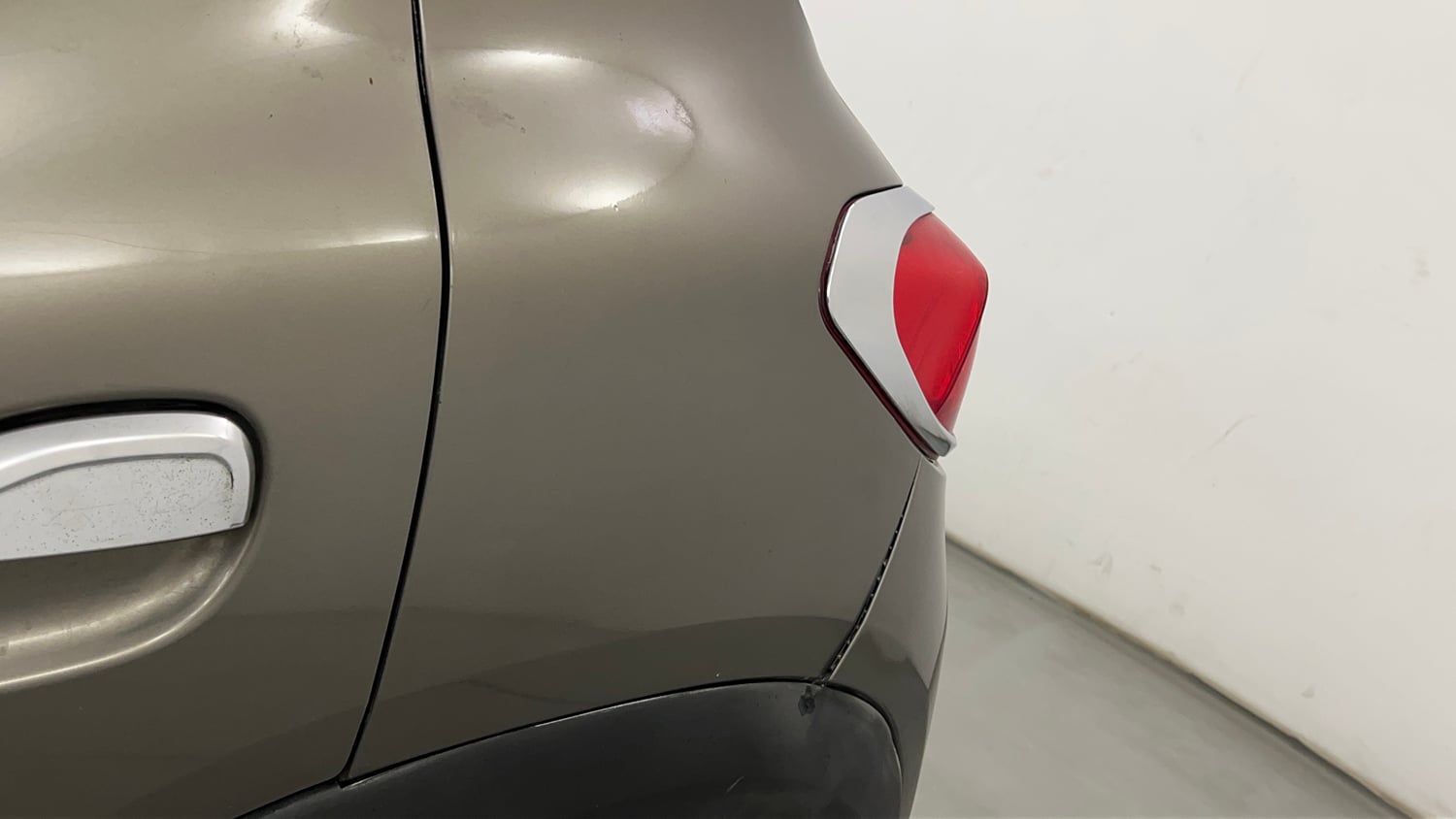 Used 2016 Renault Kwid RXT Petrol Manual dents MINOR SCRATCH