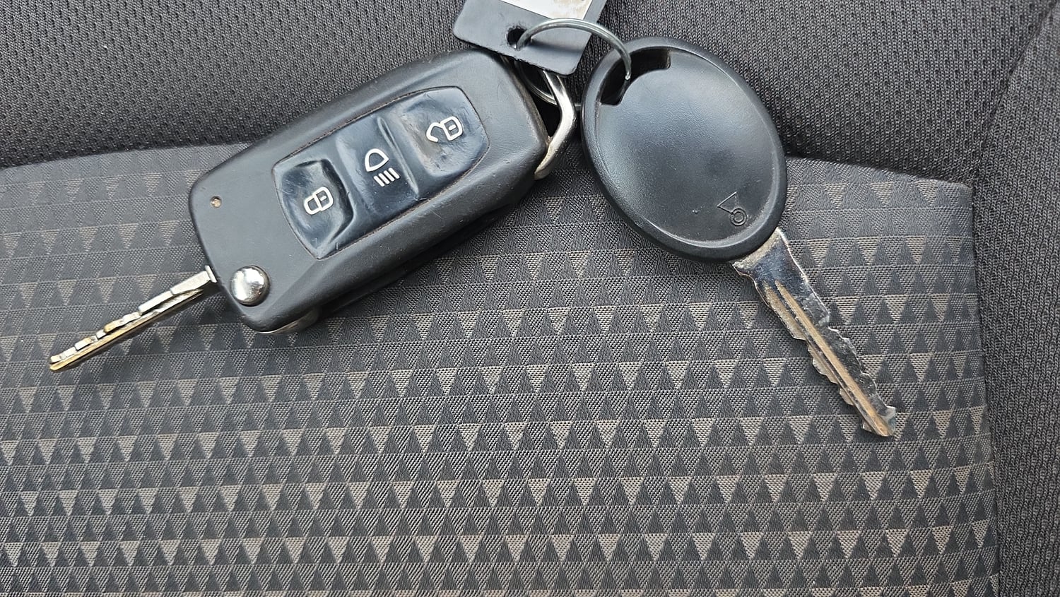 Used 2017 Tata Tiago Revotron XZ Petrol Manual extra CAR KEY VIEW