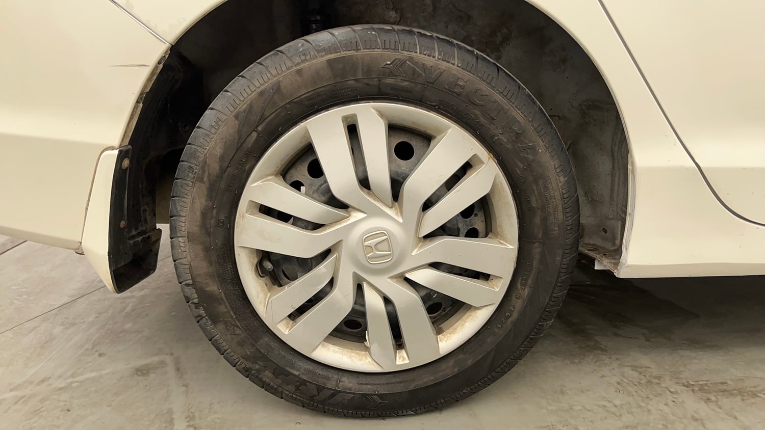 Used 2016 Honda City SV Petrol Manual tyres RIGHT REAR TYRE RIM VIEW