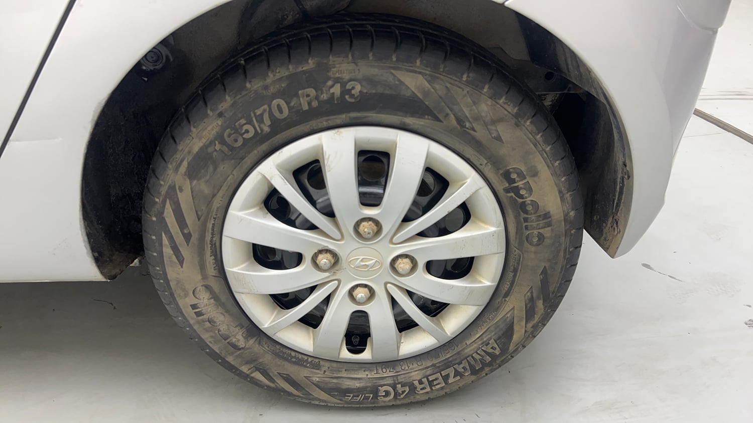 Used 2014 Hyundai i10 Sportz 1.1 iRDE2 Petrol Manual tyres LEFT REAR TYRE RIM VIEW