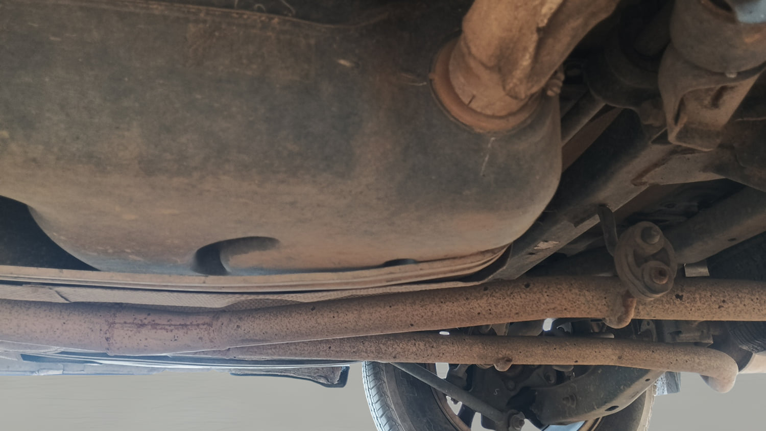 Used 2018 Mahindra XUV500 W9 Diesel Manual extra REAR UNDERBODY VIEW (TAKEN FROM REAR)