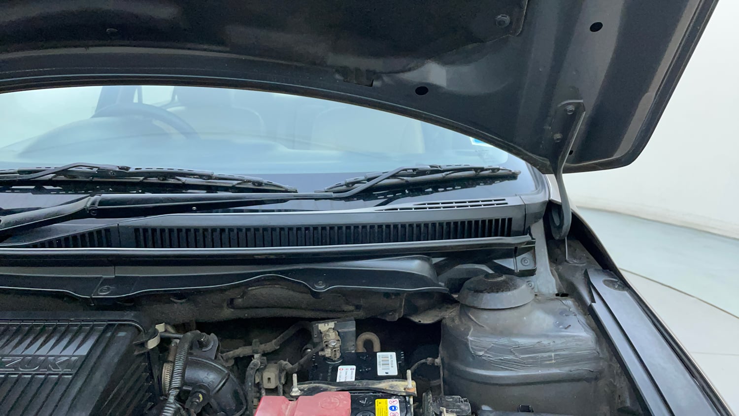 Used 2017 Maruti Suzuki Ciaz VXi Petrol Manual engine ENGINE LEFT SIDE HINGE & APRON VIEW