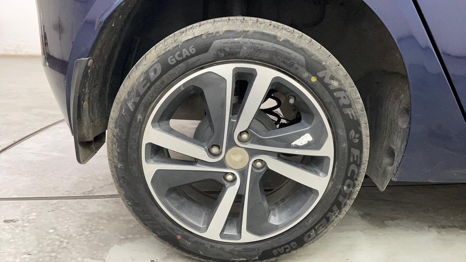 Used 2025 Tata Altroz XZ Petrol Petrol Manual tyres RIGHT REAR TYRE RIM VIEW