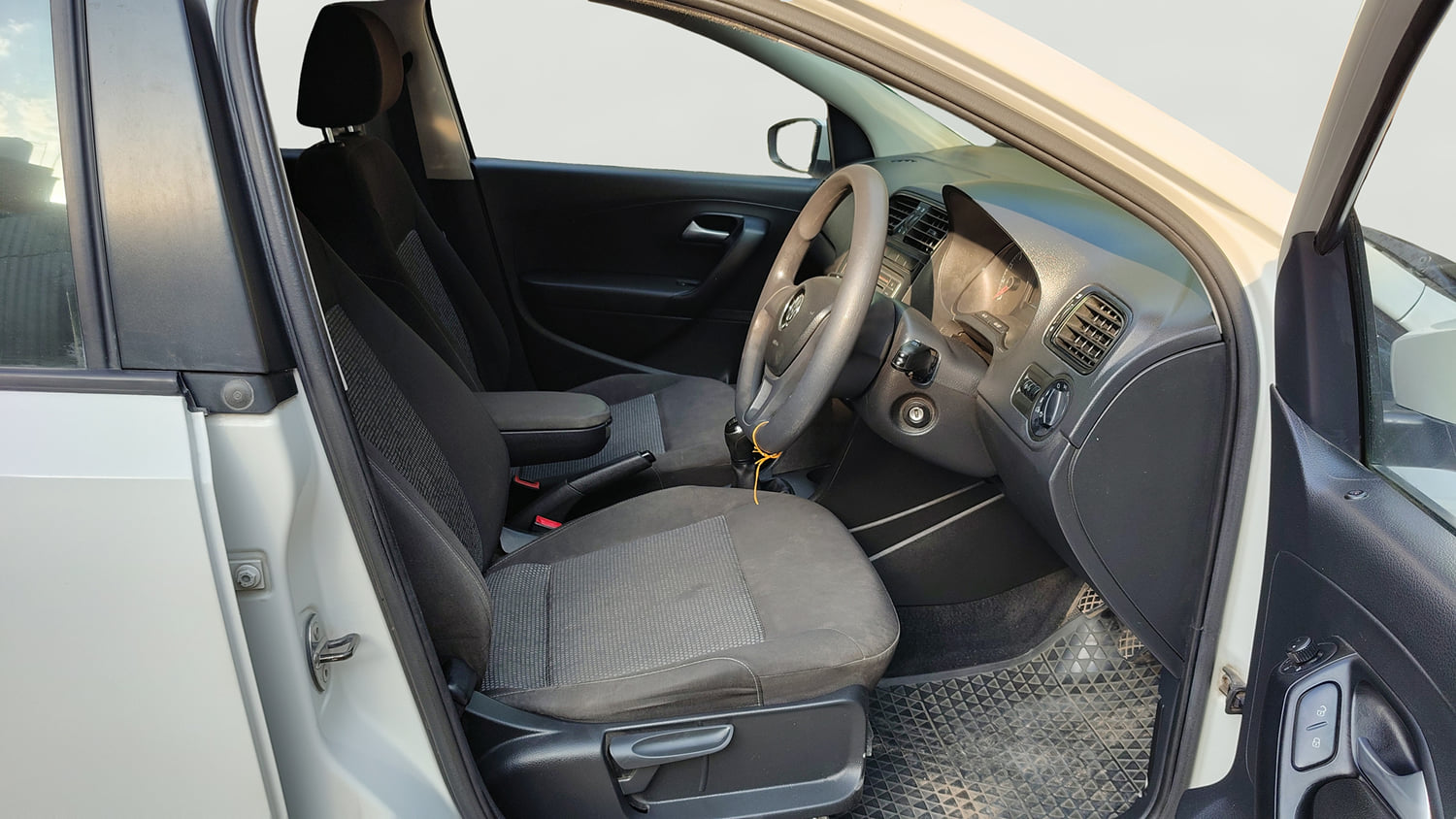 Used 2019 Volkswagen Polo Comfortline 1.0L (P) Petrol Manual interior RIGHT SIDE FRONT DOOR CABIN VIEW