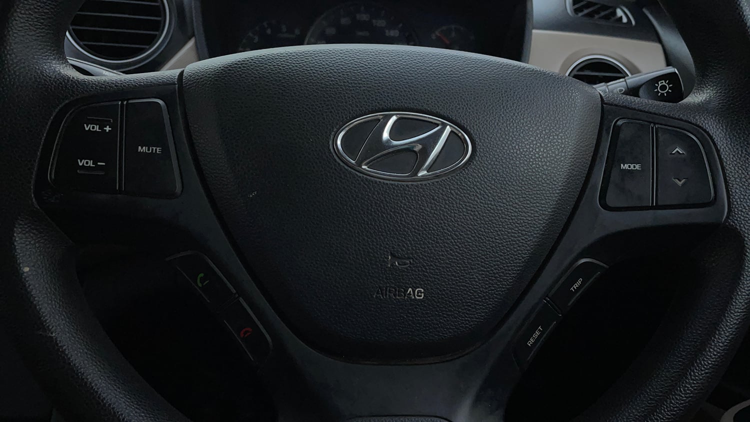 Used 2017 Hyundai Xcent SX 1.1 CRDi Diesel Manual top_features Airbags